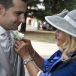 Come si deve vestire la mamma dello sposo: idee outfit da cerimonia