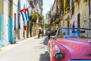 https://unsplash.com/it/foto/auto-decappottabile-rosa-uLh71gTmZ4g