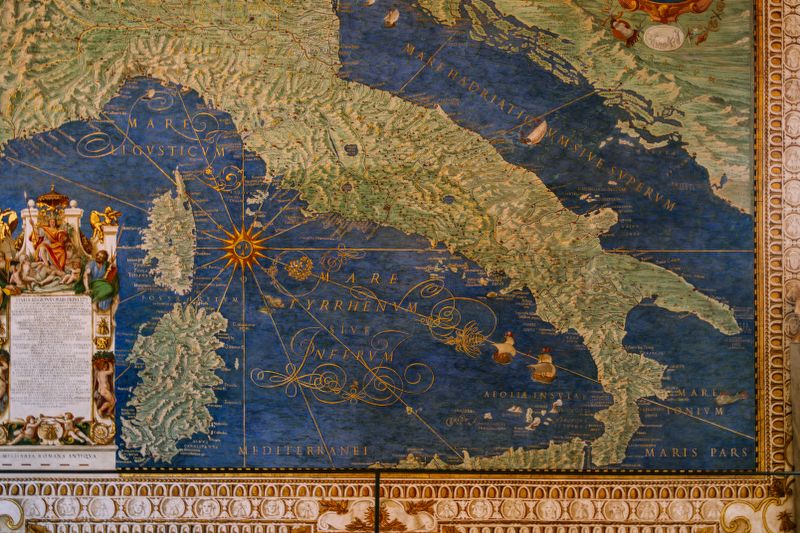 https://unsplash.com/it/foto/un-dipinto-di-una-mappa-su-un-muro-ezgQXpyGzFA